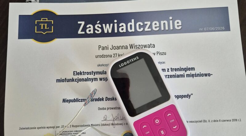 Zaświadczenie o ukończeniu kursu logopedycznego z elektrostymulacji leżące na biurku, obok bindowanego podręcznika i przenośnego elektrostymulatora Logotens z podłączonymi przewodami.